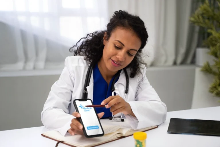 medium-shot-doctor-holding-smartphone